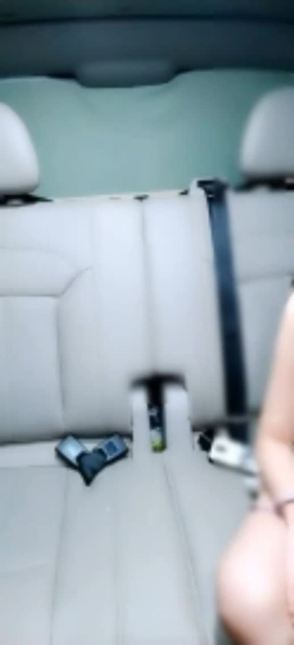 两个样子很嫩的零零后18岁妹子在车后座被社会小哥轮流干小小年纪居然还会抽烟