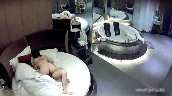 套房偷拍美女和男友啪啪看美女表情好像很不满意