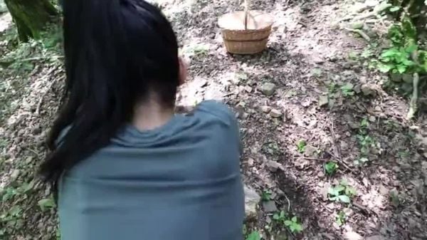 情侣跑到荒山野岭啪啪自拍改决刺激很享受