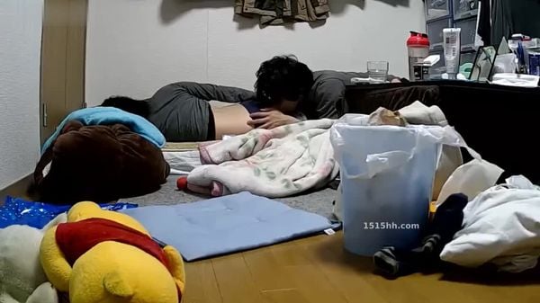 民宅家用摄像头被黑tp老公睡醒了起身抚摸还在睡梦中的媳妇扒掉内裤又舔又抠终于把她弄醒激情互搞~