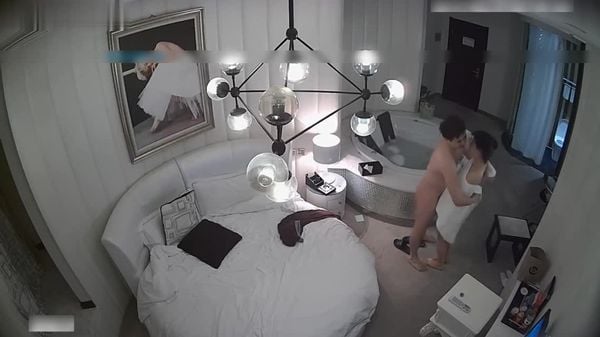 性感的漂亮美女背着男友酒店的情人开房,现在浴缸里各种高难度姿势啪啪后,又抱在床上激烈爆插,国语!