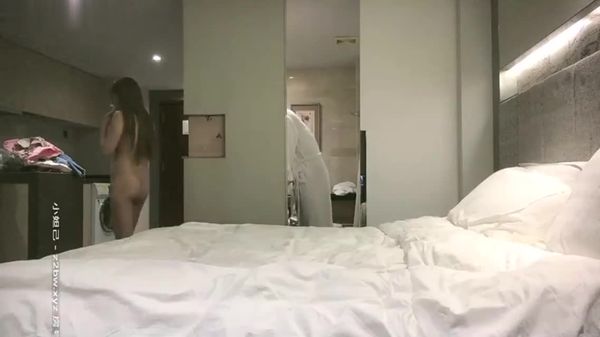 深夜场约了个白色外套网红脸妹子，穿上情趣装网袜特写口交骑坐猛操