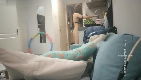 泡妞大神~撩妹达人冠希哥~下午去同事家做客-半推半把身材不错的女同事操了-不小心内射被埋怨