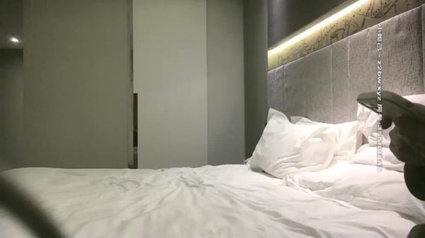 高颜值黑色外套大奶妹子加钟第二炮，近距离特写口交翘起屁股摸逼后入猛操