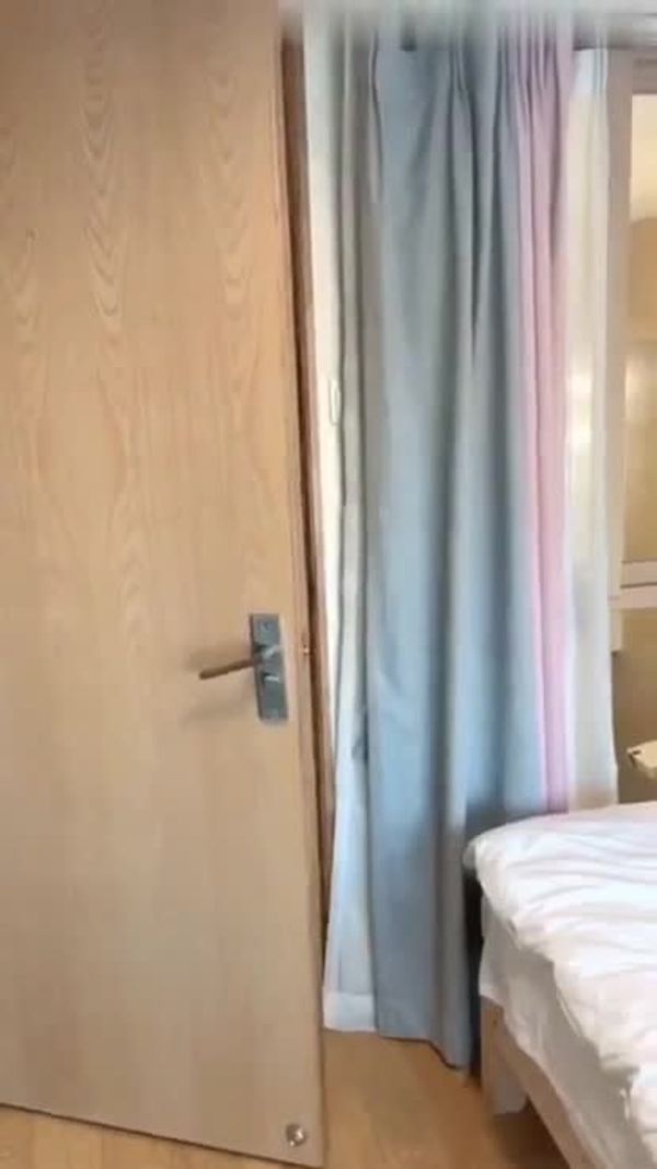 巨乳继母到房里挑逗诱惑