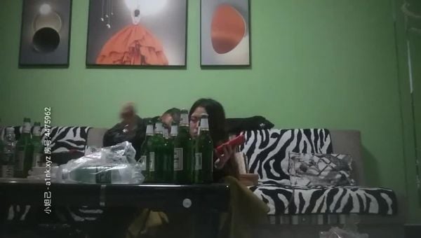 大萌萌猎艳陌陌约了个感情失意的良家少妇到家里喝酒灌倒到房间里啪啪对白好笑