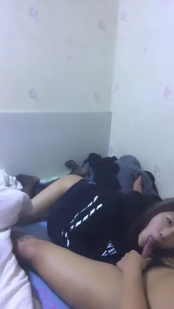 刺青男约小女友自拍啪啪上传看起来颜值高又年轻貌美