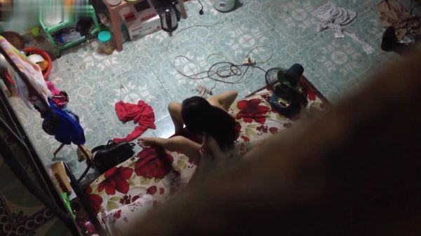 猥琐房东偷拍性感漂亮的小美女下班回来洗完澡被男友拉到床上各种姿势狠狠抽插,男的真猛连干3次美女捂着嘴强忍着淫叫!