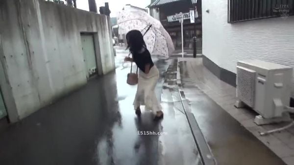 手淫露出I街中偷偷玩弄敏感小穴的妹子高潮散步Isun-034！